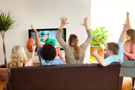 Personnes regardant un film 