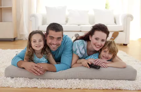 Famille dans une chambre