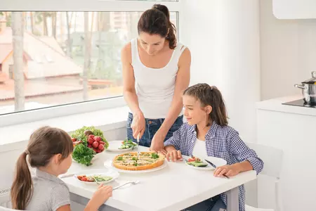 mère de famille et enfants dans une cuisine