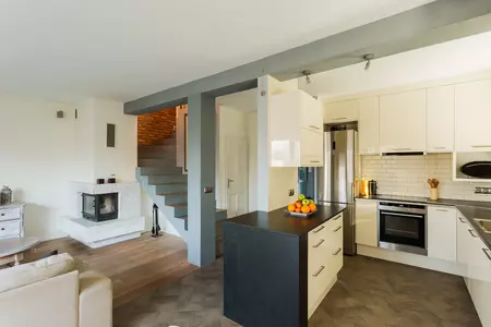 vue sur cuisine ouverte sur salon