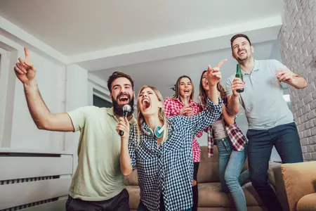 Jeunes qui chantent dans appartement 
