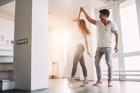 Homme et femme en train de danser