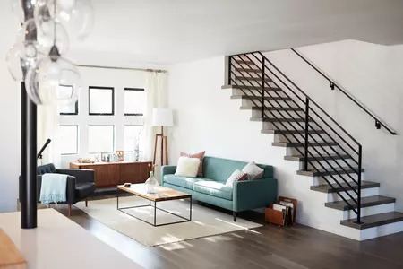 Logement clair avec un salon et un escalier