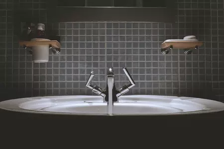 Comment faire pour rénover un mur d'une salle de bain qui avait du carrelage?