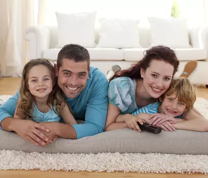 Famille dans une chambre