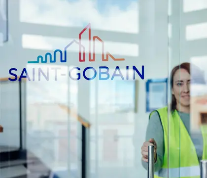 Femme - porte - saint-gobain
